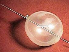 Naald door ballon